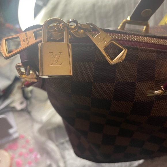 Louis Vuitton Hyde Park Handbag Damier with Leather Crossbody - Picture 15 of 16